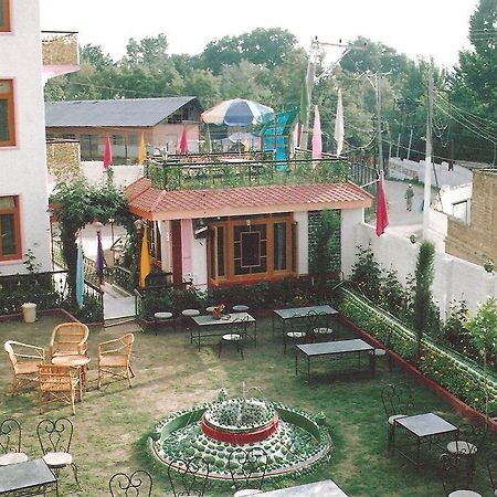 Hotel Zahgeer Continental - Srinagar Dış mekan fotoğraf