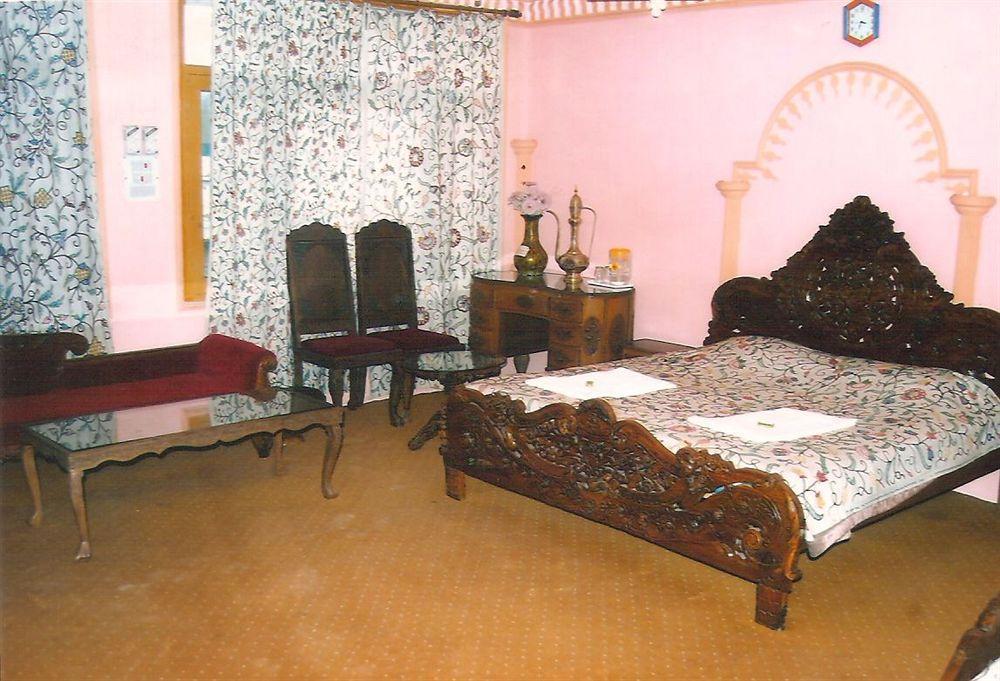 Hotel Zahgeer Continental - Srinagar Dış mekan fotoğraf