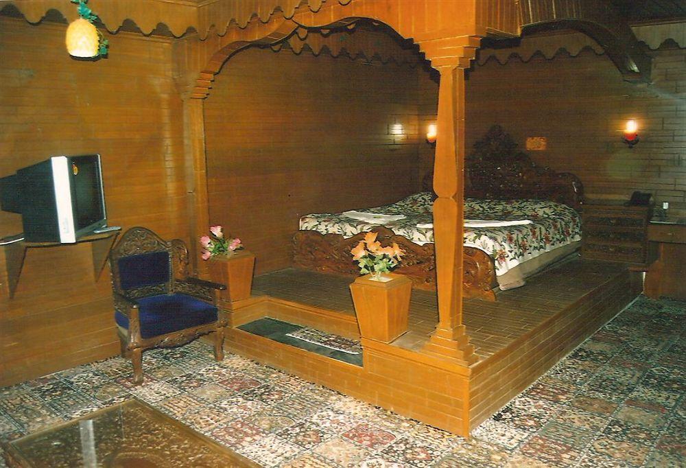 Hotel Zahgeer Continental - Srinagar Dış mekan fotoğraf