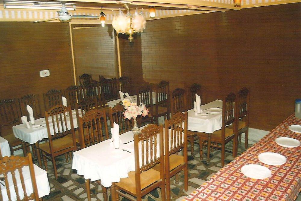 Hotel Zahgeer Continental - Srinagar Dış mekan fotoğraf