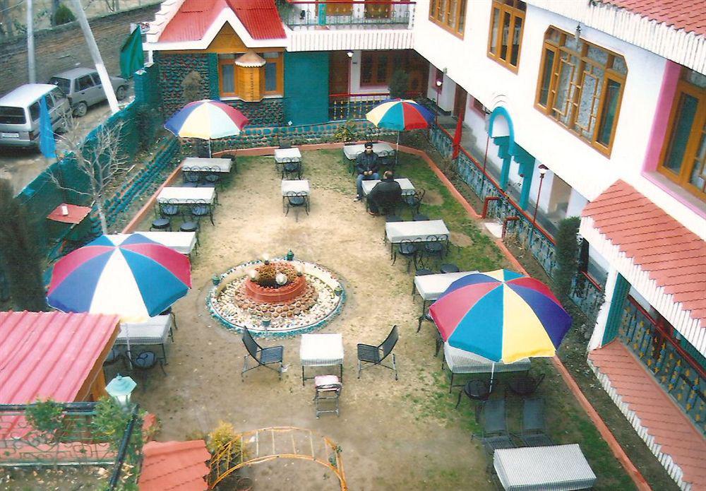 Hotel Zahgeer Continental - Srinagar Dış mekan fotoğraf