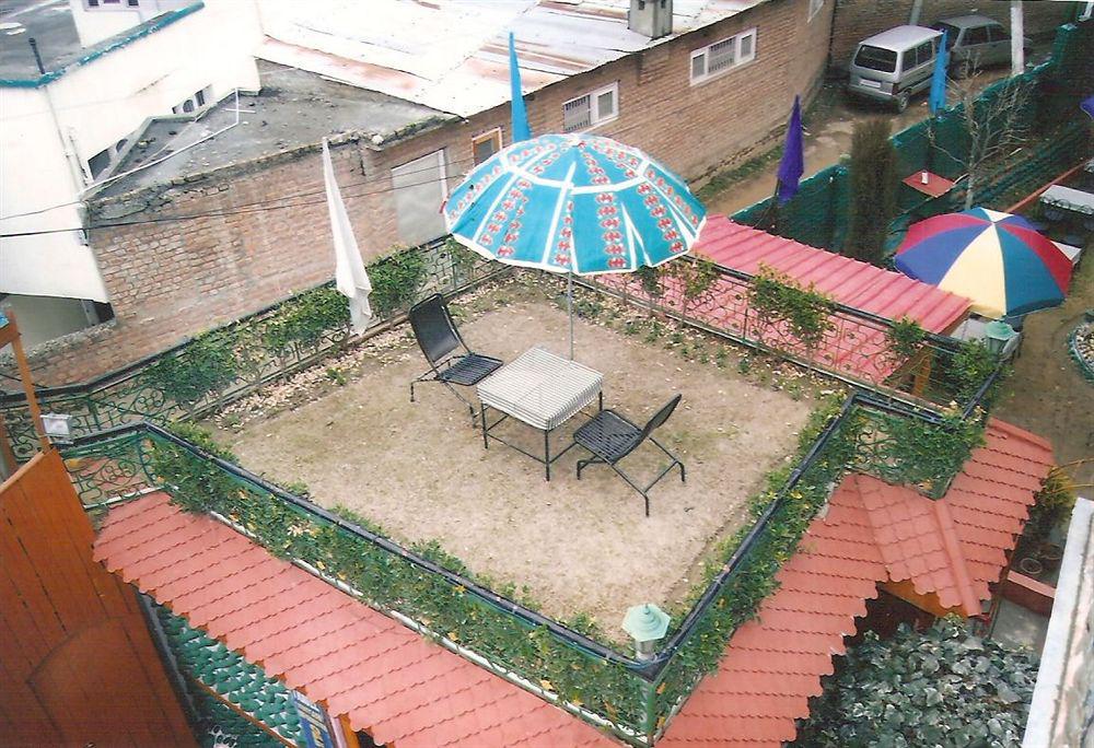 Hotel Zahgeer Continental - Srinagar Dış mekan fotoğraf