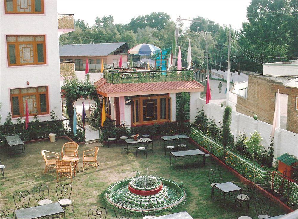 Hotel Zahgeer Continental - Srinagar Dış mekan fotoğraf